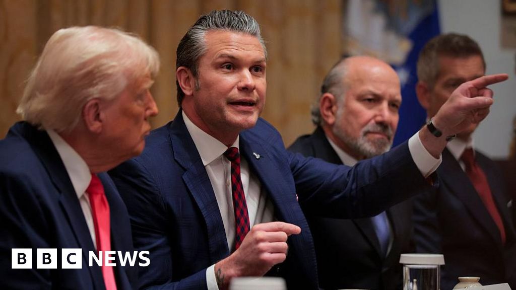 Министърът на отбраната на САЩ казва, че не е виждал оцелели преди последващия удар върху кораба с наркотици