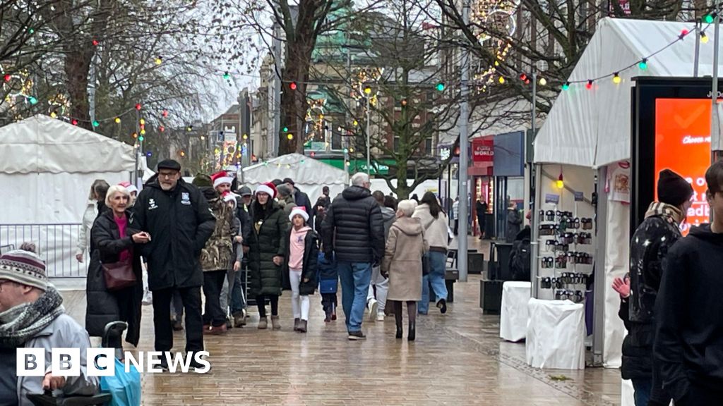 bbc.co.uk - Gemma Dawson - Hundreds turn out for Hull's Christmas market - BBC News