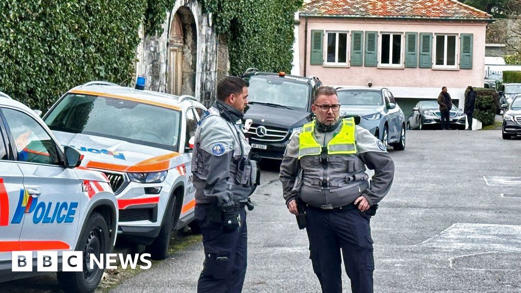 US and Iran begin talks seen as crucial to prevent conflict