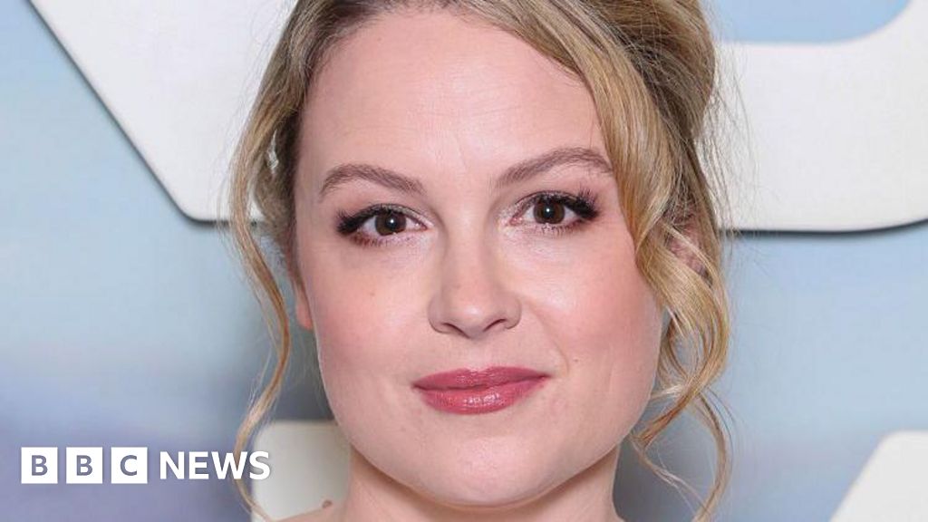 Actor Describes Postnatal OCD Experience in New Book and Show