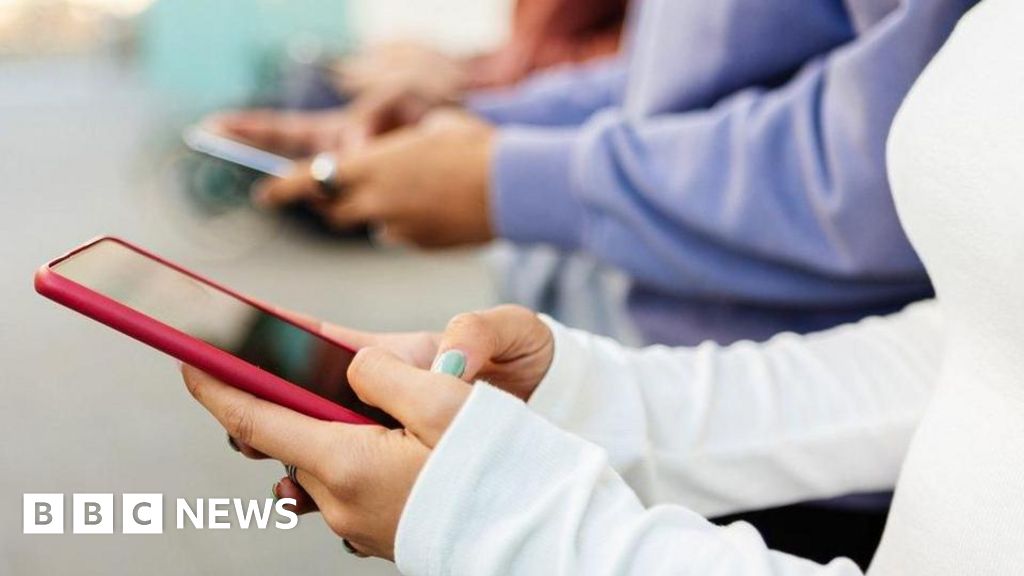 Headteachers 'strongly encouraged' to limit phones use in schools