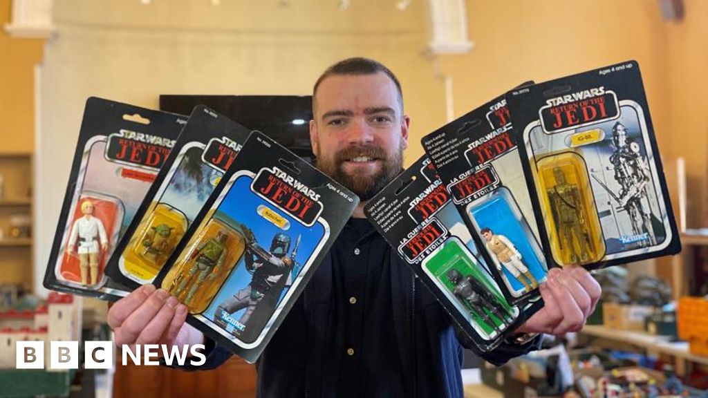 Star Wars toy shop display sold for £15,600 at auction - BBC News