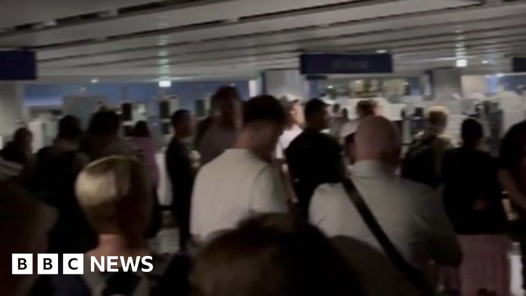 'It's utter chaos': Video shows huge crowds stuck in darkness at terminal