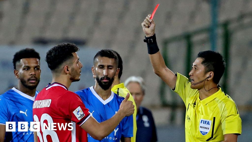 هواداران چینی، مایی نینگ داور پرکارت قرمز را تشویق کردند