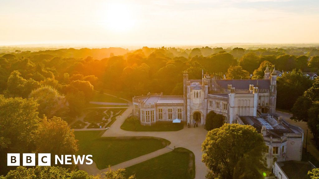 Dorset: Highcliffe Castle tearoom to reopen - BBC News