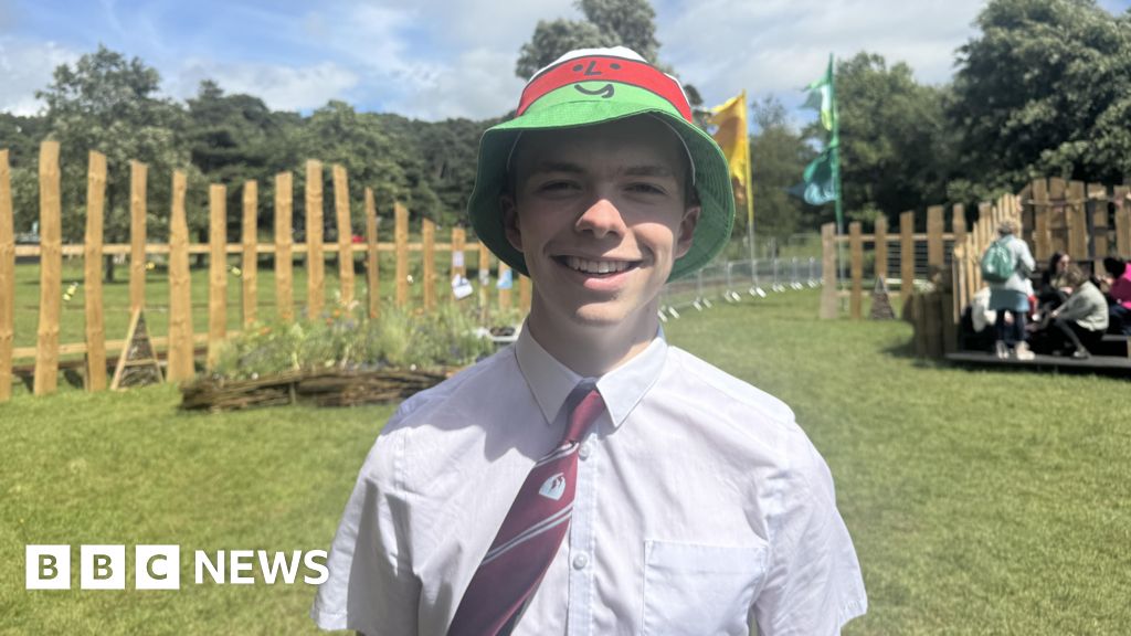 Young people using English over Welsh on social media