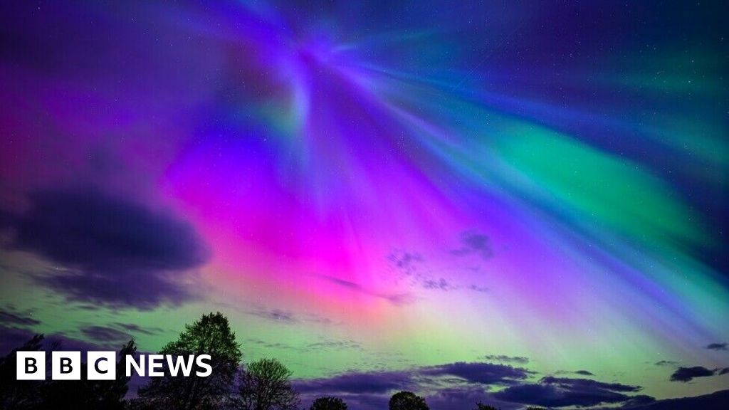 Sky watchers thrilled by Northern Lights across Scotland – BBC News