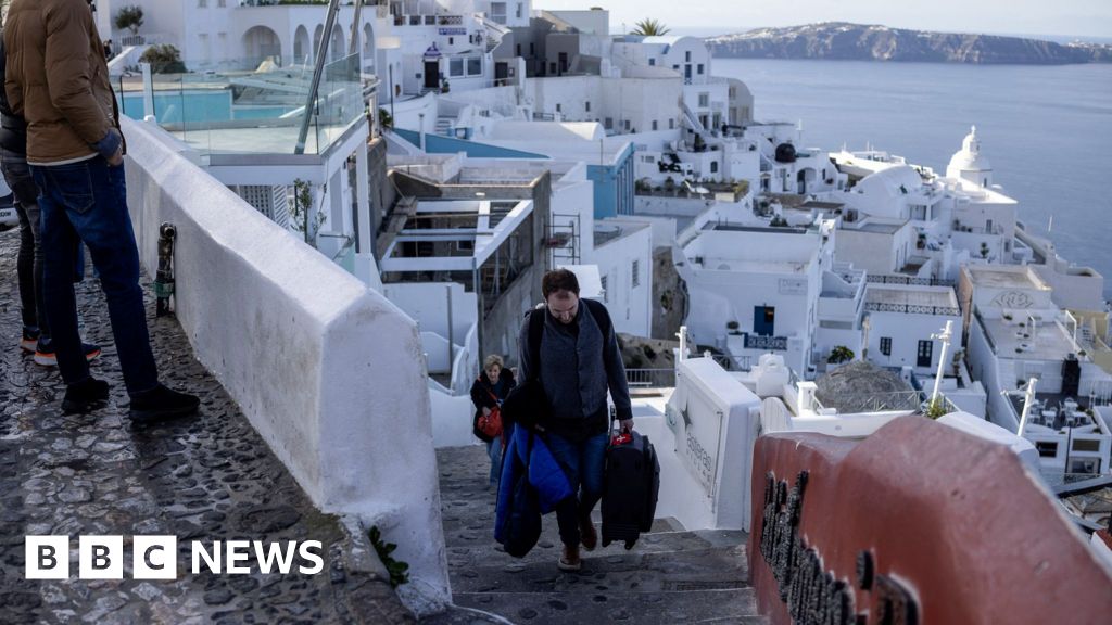 Thousands evacuate Santorini as more earthquakes strike island