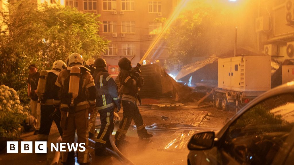 俄罗斯大规模空袭基辅致21人死亡