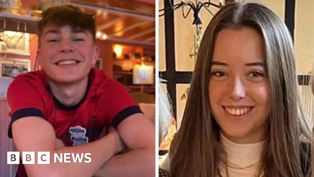 Friends raise more than £120,000 after teenagers die in crash - BBC News