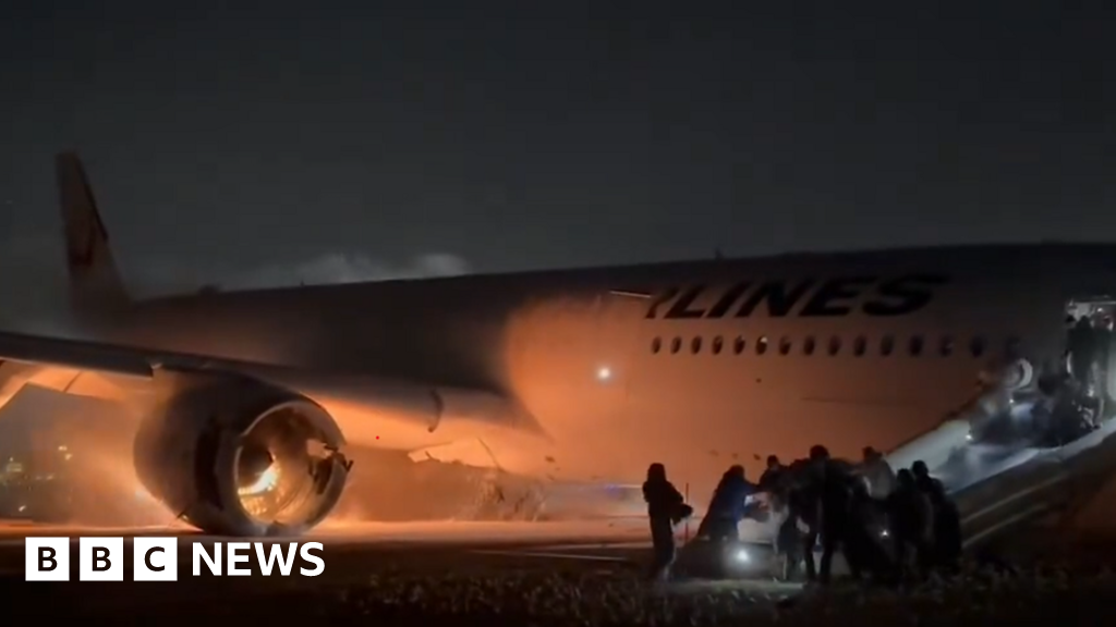 Първият дойде шока, когато Airbus A350, превозващ 379 души, се