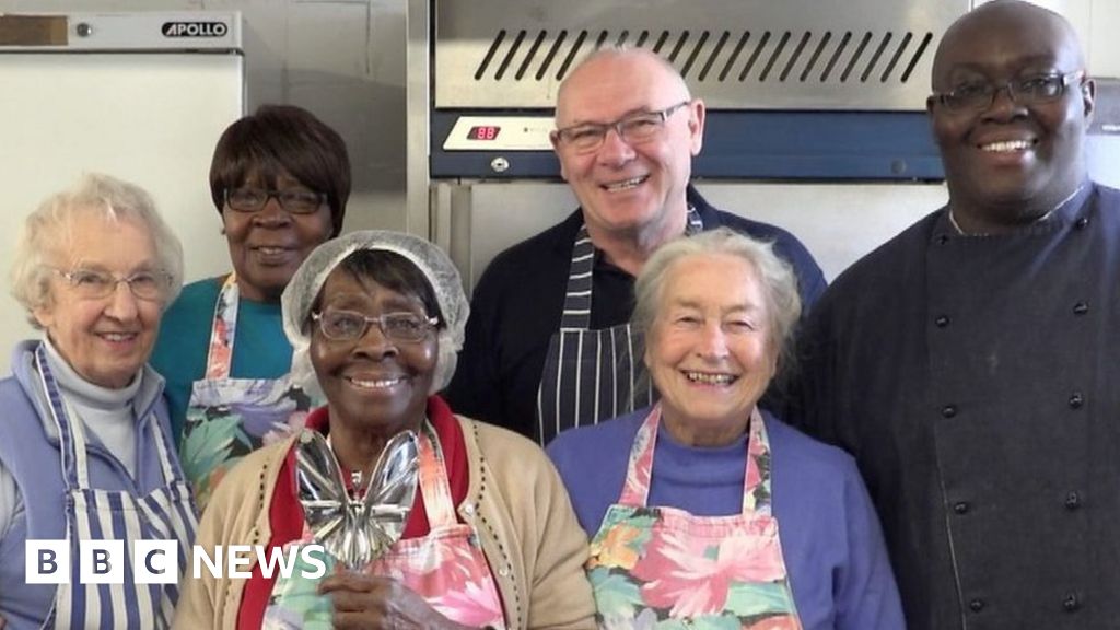 Oxford soup kitchen founder Ma Smith given award BBC News