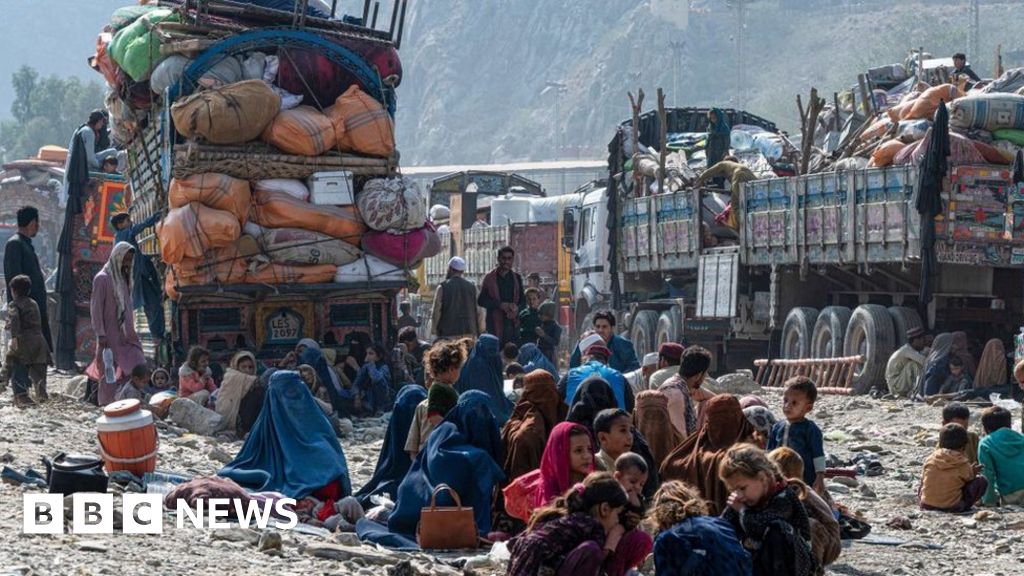 Хиляди афганистанци живеещи в Пакистан се втурнаха към границата във