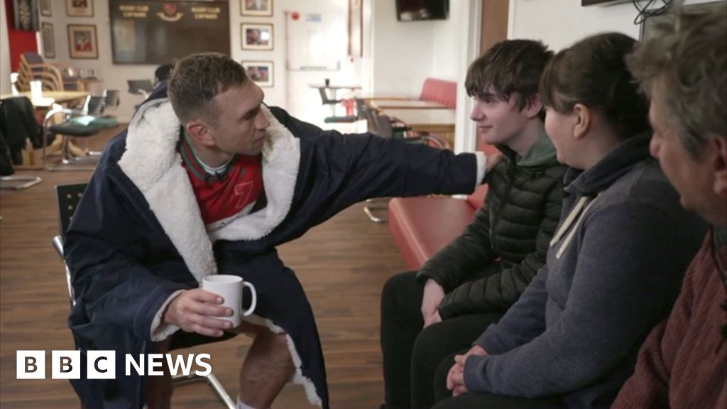 Kevin Sinfield meets family of boy who died of motor neurone disease