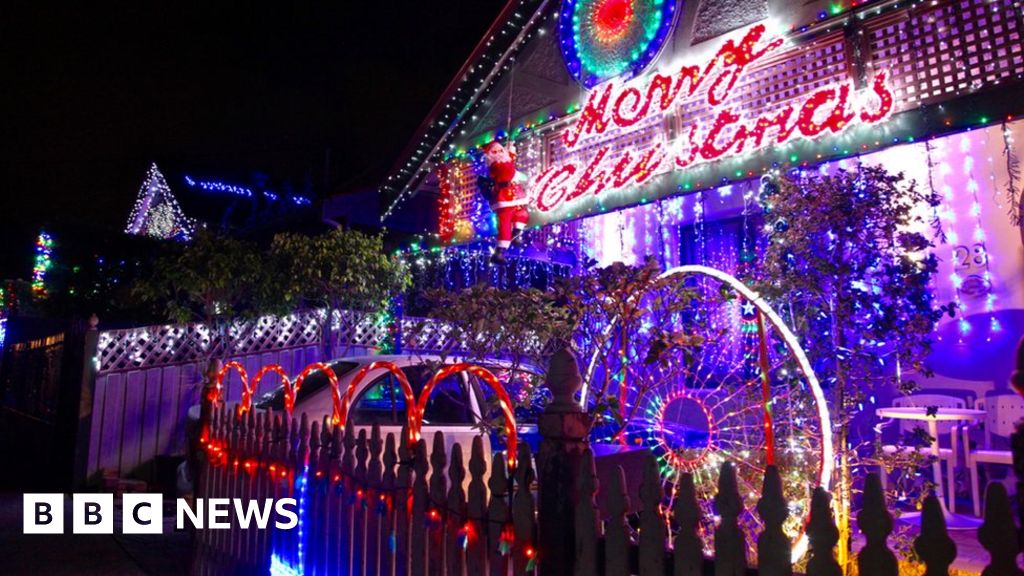 How Christmas lights made an Australian street famous - BBC News