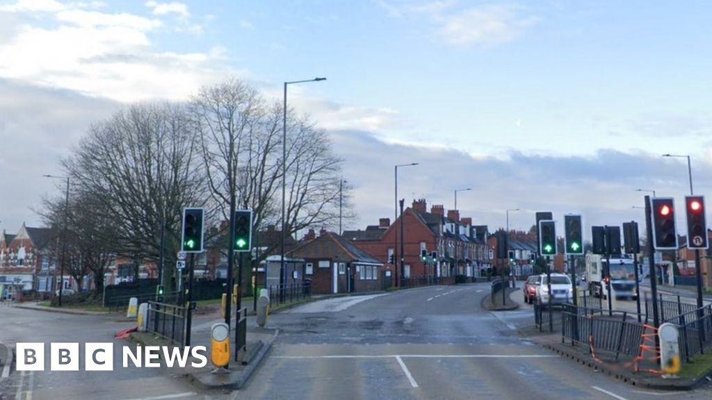 Doncaster: Man, 73, Dies After Car Hits Central Reservation - BBC News