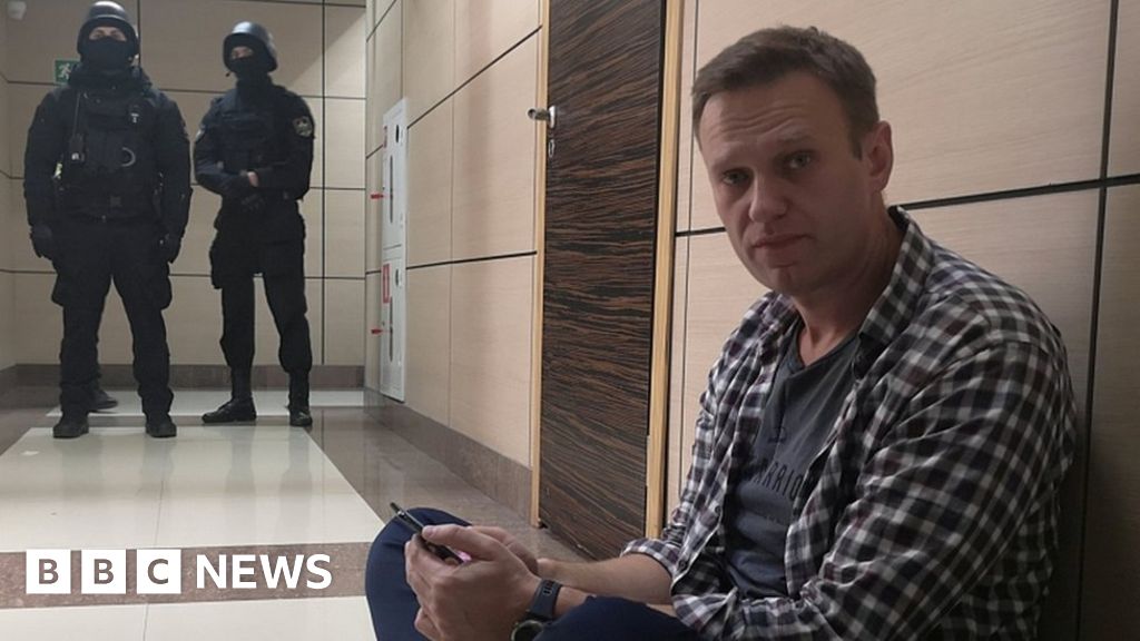 Russia Agents Raid Alexei Navalny Offices With Power Tools Bbc News