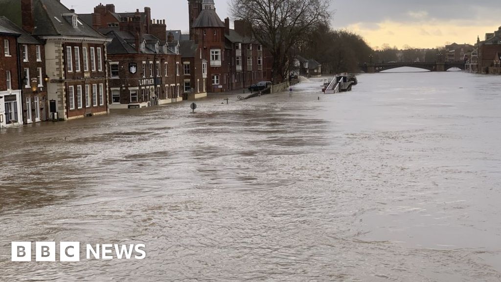 Storm Bella: York Erects Flood Defences As River Ouse Levels Rise - BBC ...