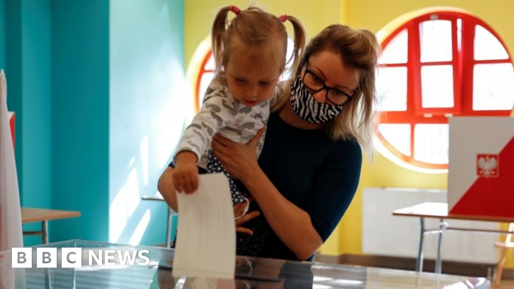 Poland election: Clash of ideals as voters choose head of state - BBC News