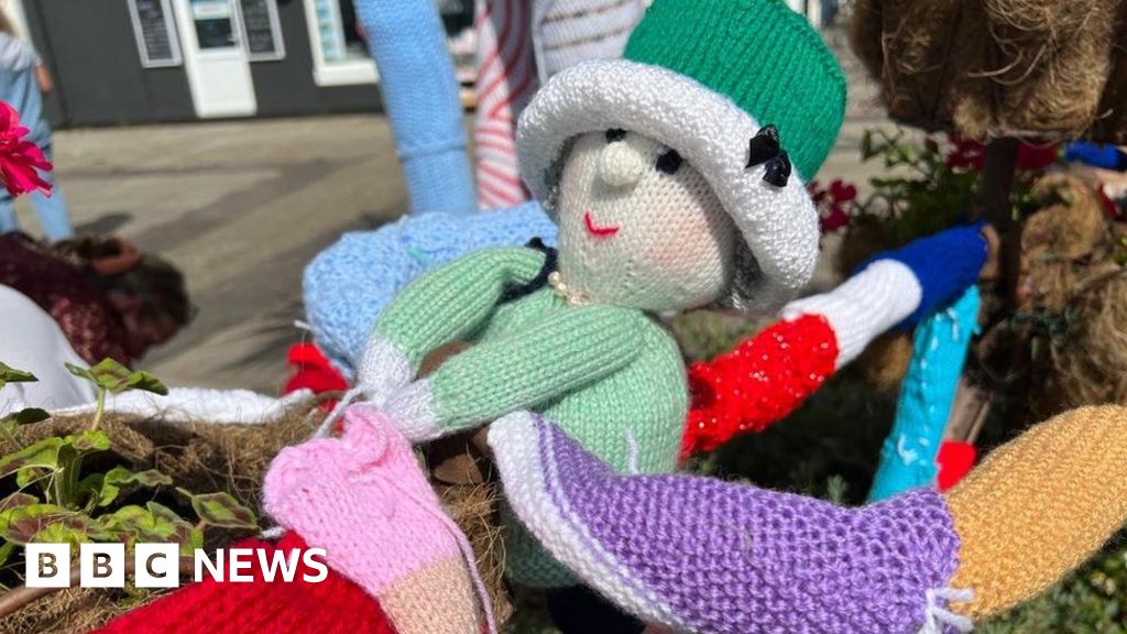 Platinum Jubilee Torquay's knitted creations mark event BBC News
