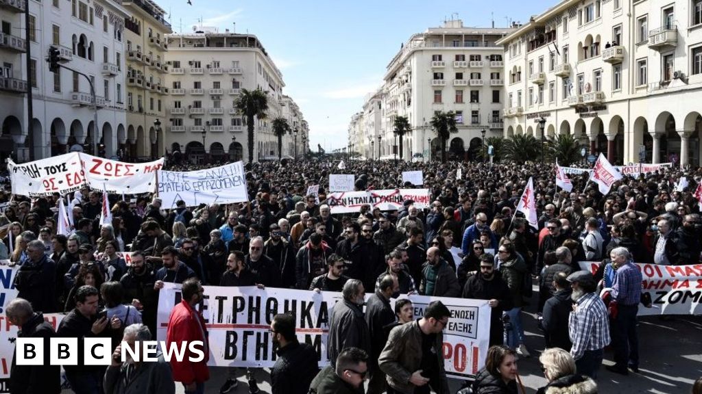 ギリシャでの列車事故: 何千人もの抗議者が輸送システムへの投資を要求