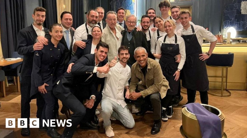 Barack Obama and friends surprise Barcelona restaurant