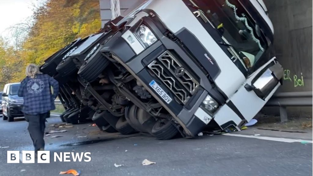 Road reopens after lorry hits bridge on A31 in Ringwood