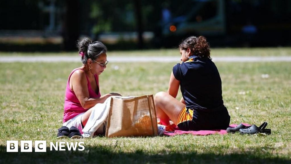 Heatwave continues across UK ahead of Monday temperature dip