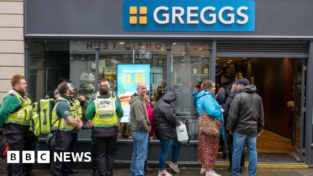 Top penjualan Greggs £ 2 miliar setelah pizza, wedges dan goujon ayam Push