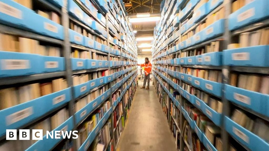Inside the Wallingford home of four million second-hand books - BBC News