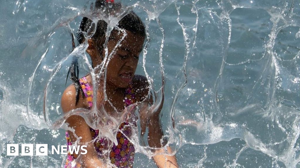 In pictures: Americans cool down in sweltering heatwave