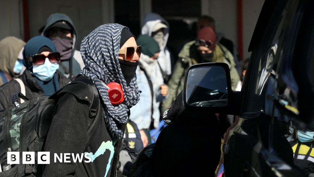 Група от 34 австралийски жени и деца които са държани