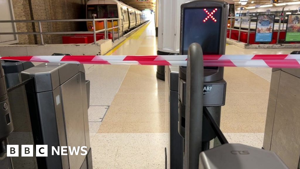 Charing Cross and Waterloo East weekend closures begin BBC News
