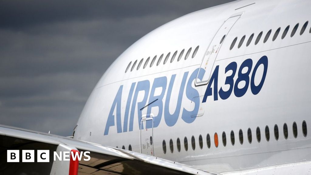 Superjumbo jet saved by Emirates order