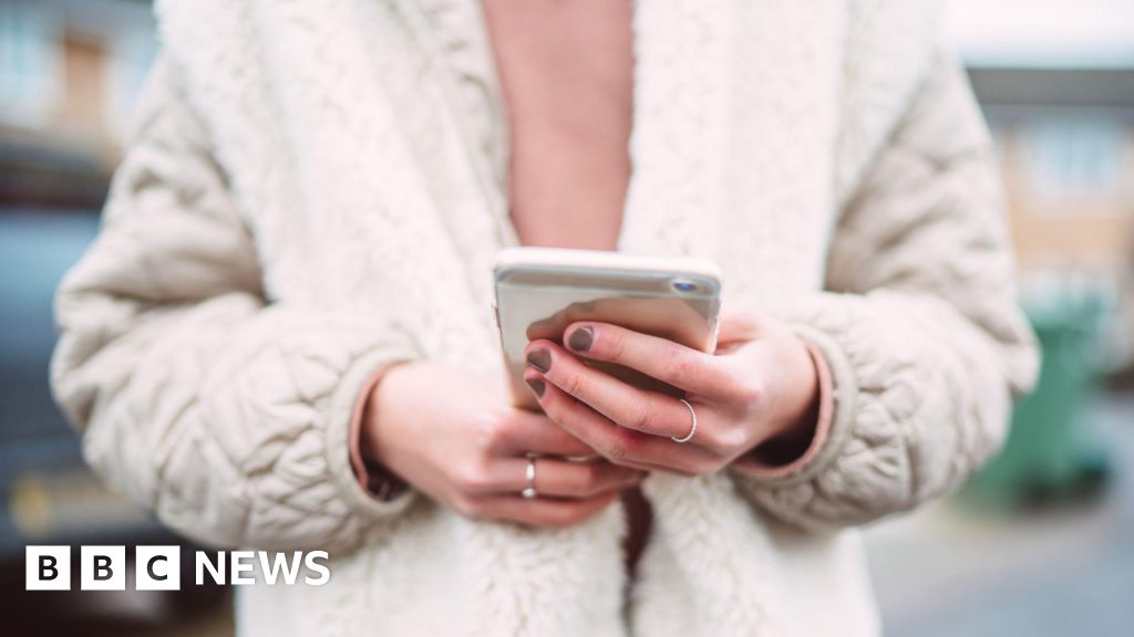 Facebook and Instagram to get £2.99 UK subscription fee to stop ads