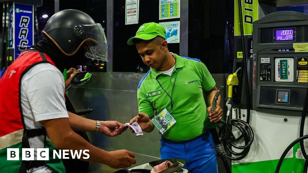 Oil price falls as Trump talks up Iran peace negotiations