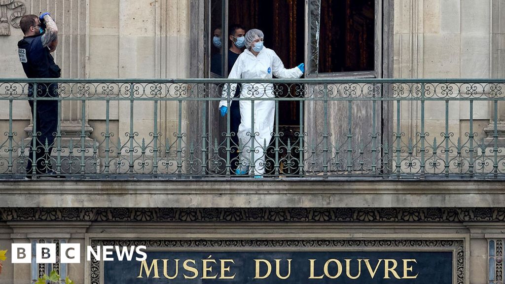 No camera covered Louvre wall where jewel thieves broke in, director says