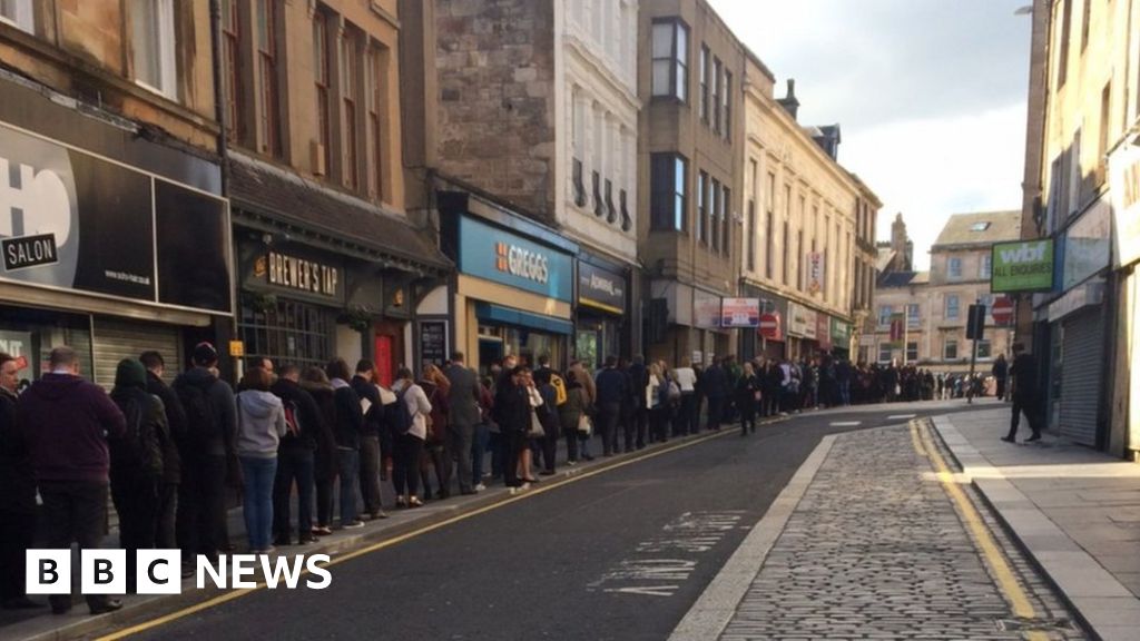 Queues for replacement buses in Paisley