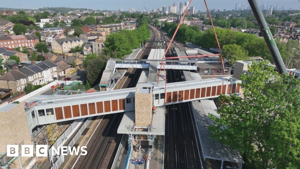 New footbridge lifted on to Hither Green station