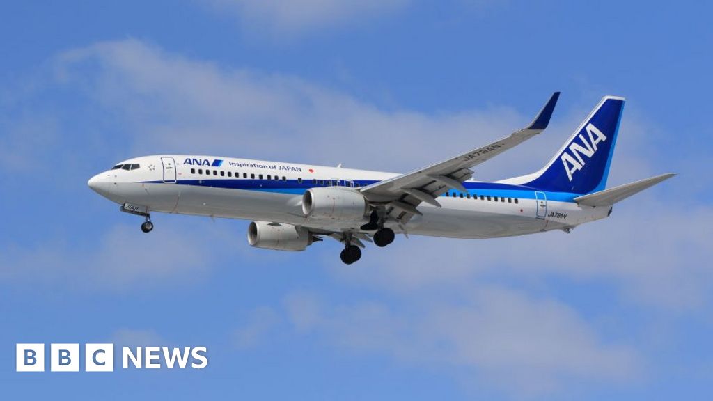 A crack in the cockpit window forces a Boeing ANA flight in Japan to turn back