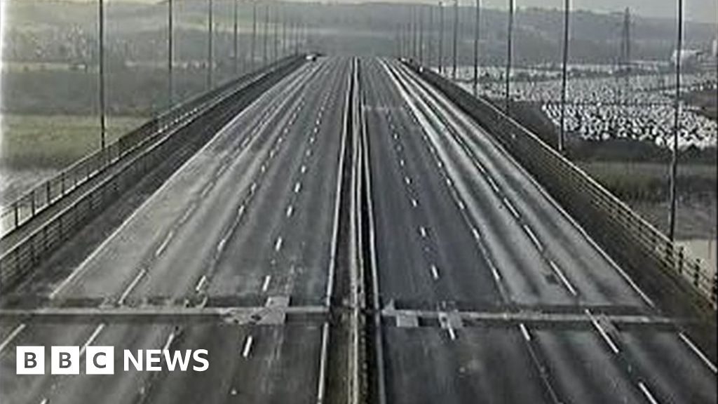 M5 in Somerset closed due to ice on road BBC News