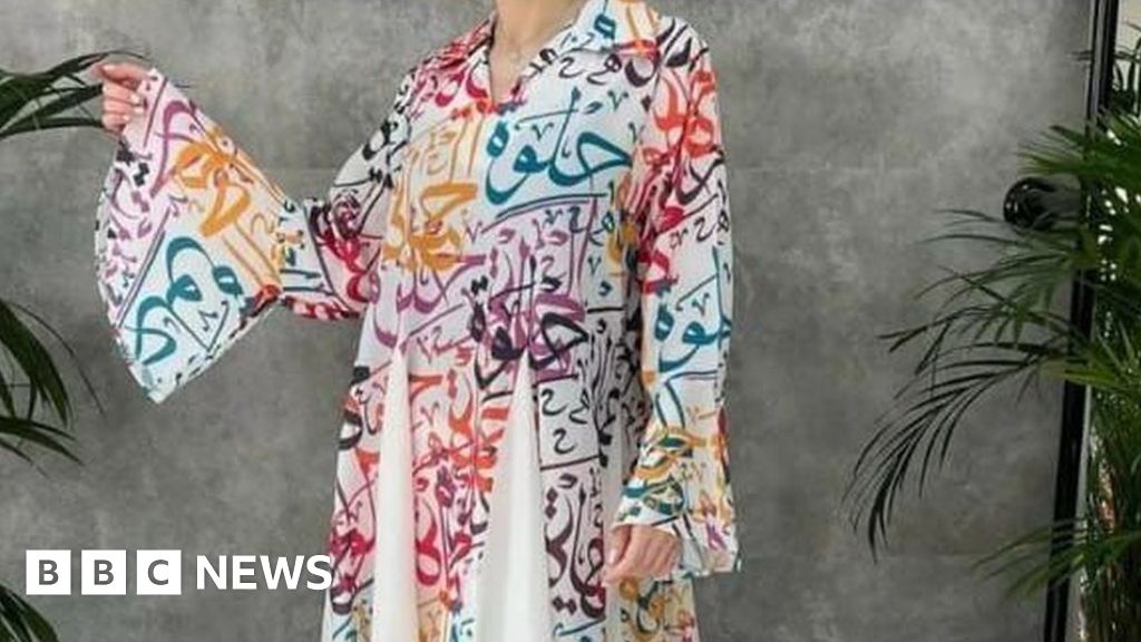 An гневна тълпа в Пакистан обвини жена която носеше рокля