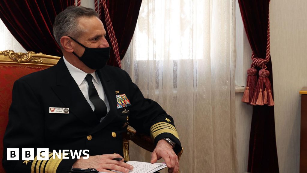 Robert Burke: een gepensioneerde Amerikaanse admiraal beschuldigd van omkoping vanwege een marinecontract