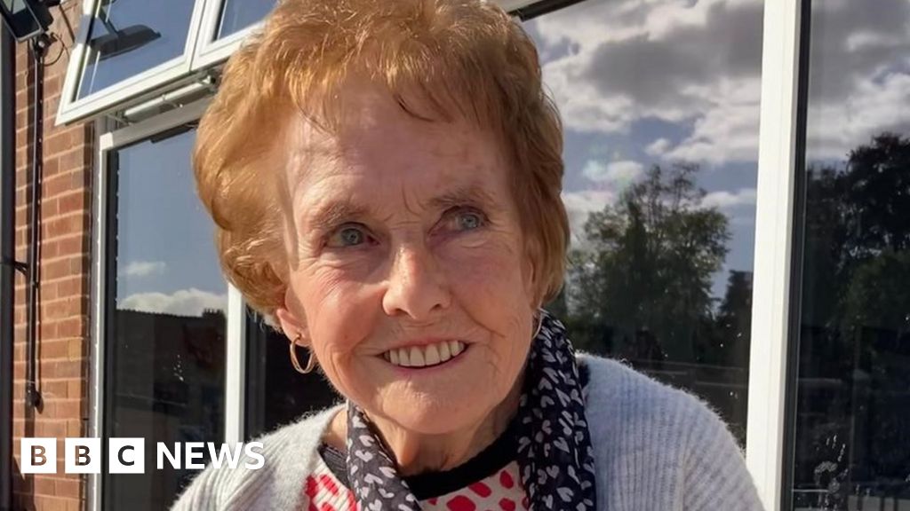 Leicester school dinner lady, 84, retires after almost 50 years BBC News