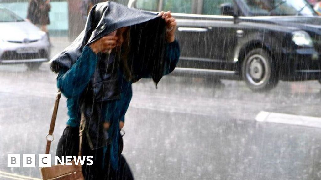 Weather warning for heavy rain with risk of flooding