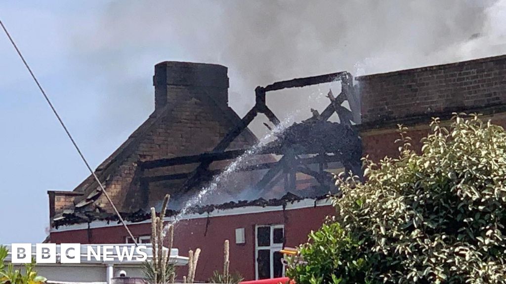 Fire breaks out at Burnham-on-Sea pub - BBC News