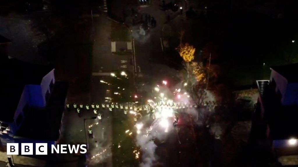 Police petrol bombed in Edinburgh Bonfire Night disorder - BBC News