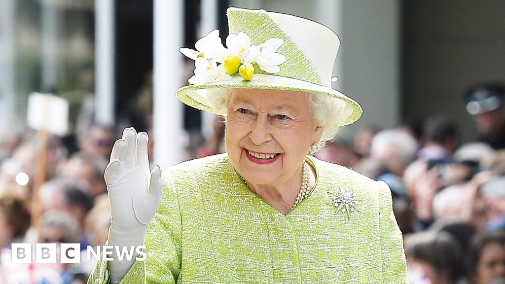 Queen's 90th birthday Beacon is lit on top of Snowdon BBC News