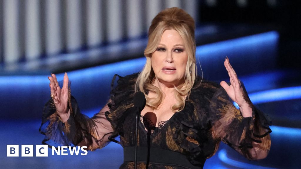 Watch Jennifer Coolidge Thanks Evil Gays In Emmys Speech Bbc News 7341