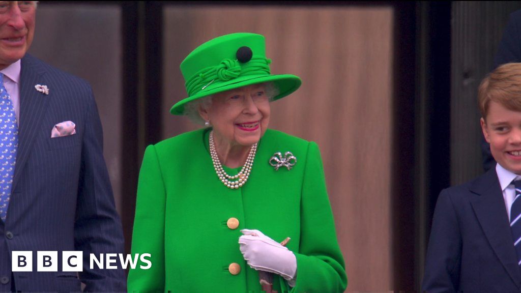 Platinum Jubilee: The Queen waves from Buckingham Palace balcony for pageant